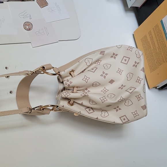 Aldo Bucket Bag - Picture 3 of 5